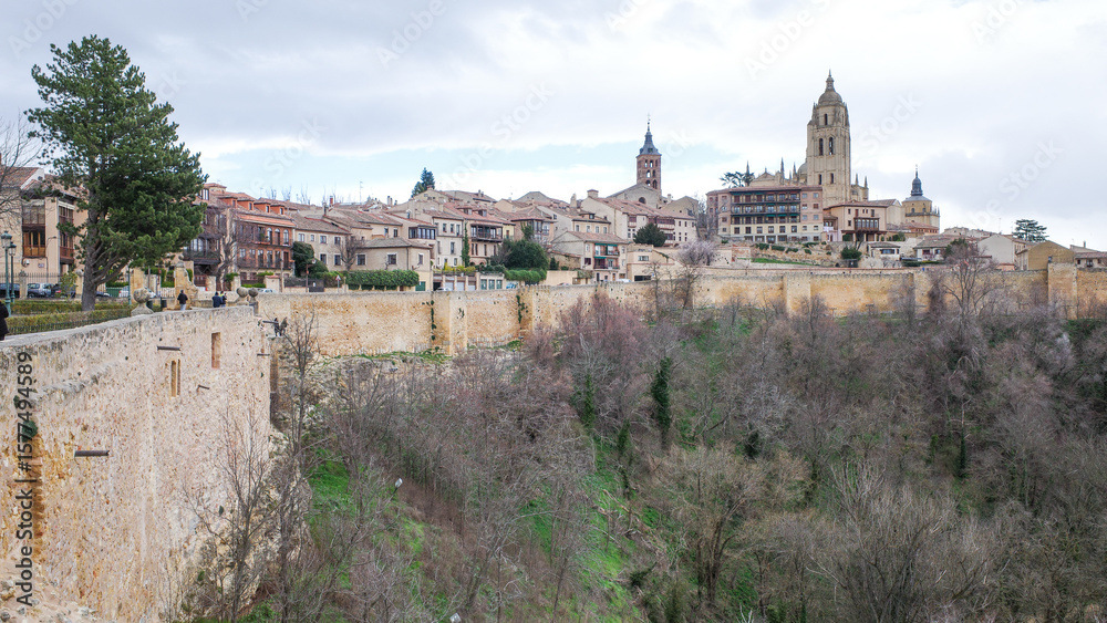 Obraz premium Segovia, Spain - 3 March, 2025: View of Segovia city walls from the Alcazar Castle
