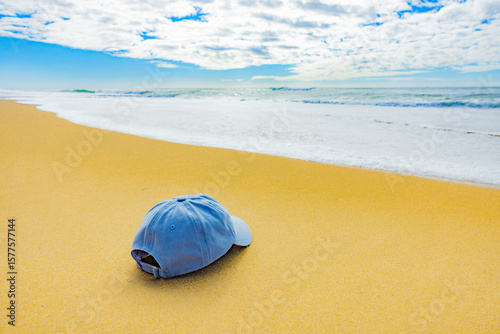 Blaue Schildmütze an einem Goldgelben Sandstrand
