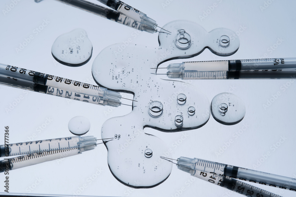 Φωτογραφία Syringes for injection and the texture of the cosmetic product in the tray