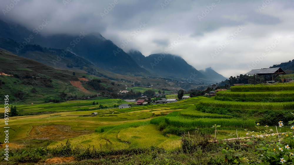 Fototapeta premium Cloud Over Mountains and Rice Terraces