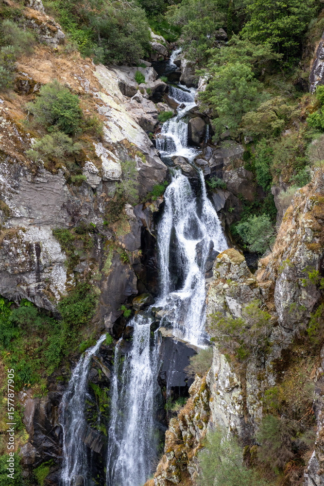 Fototapeta premium Fervenza do Toxa waterfall, one of Galicia’s best, framed by vivid green nature from a stunning viewpoint in Silleda, Pontevedra.