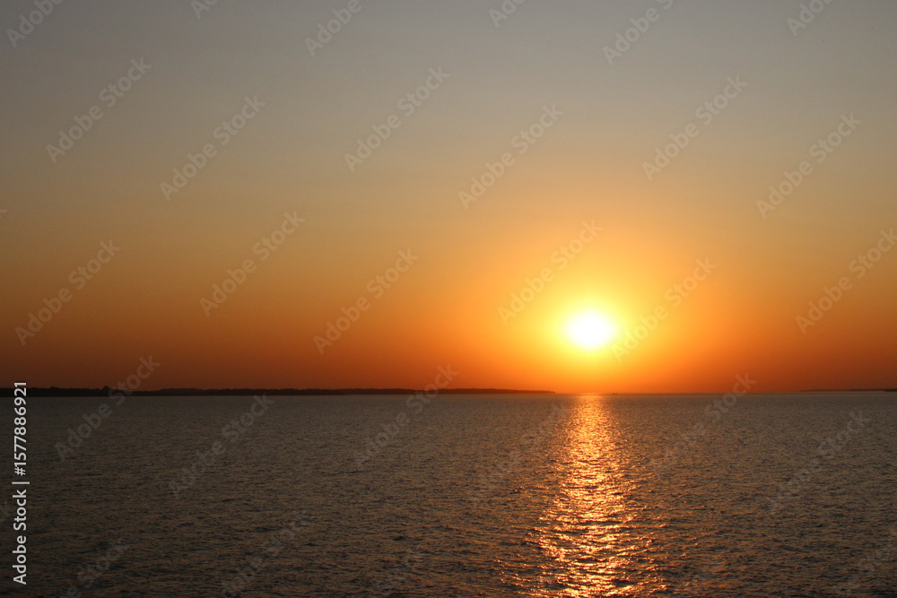 Fototapeta premium Atardecer en el Río Paraná