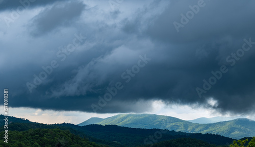 Φωτογραφία storm clouds dominating a mountain
