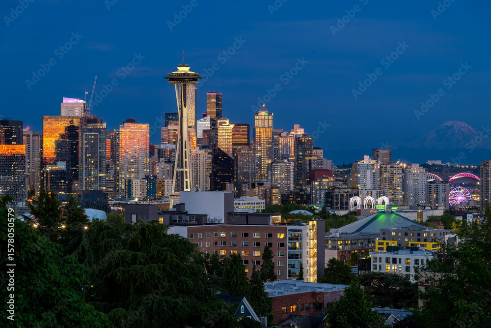 Naklejka premium Seattle downtown skyline glowing at night, Washington State