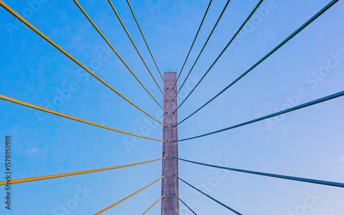 Cables tensores del puente atirantado de San Pedro Garza García, Nuevo León, México al atardecer