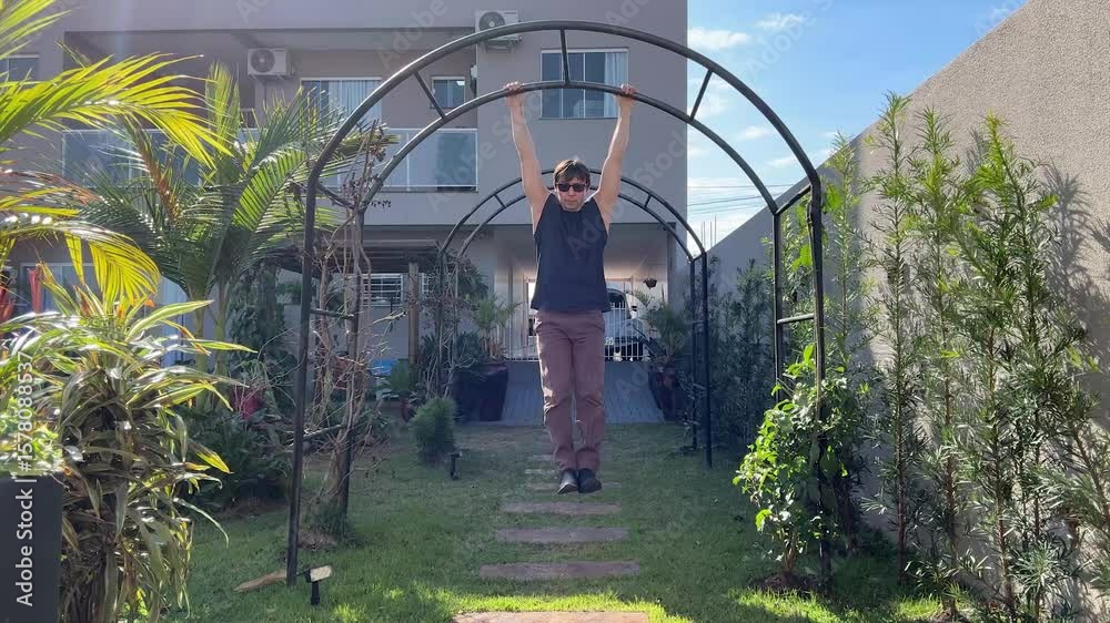 homem faz exercicios ao ar livre em casa 