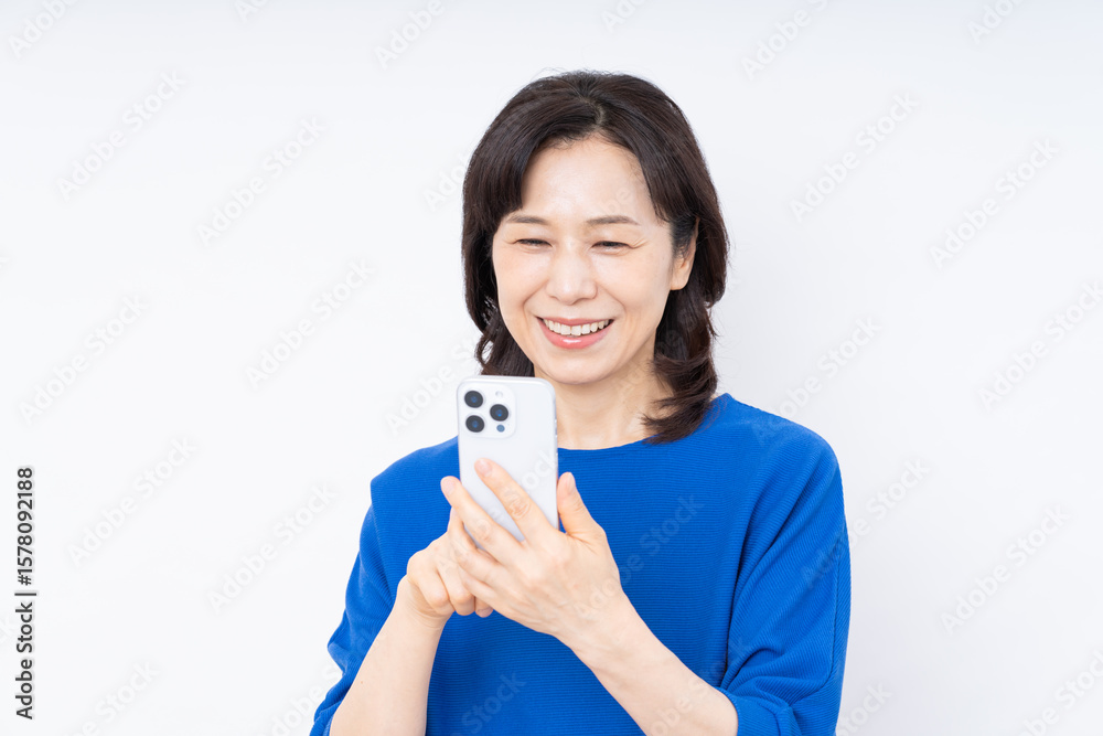 スマホを使うミドルの女性 スマホを使うミドルの女性