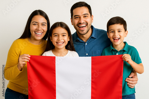 Familia celebrando con la bandera de Perú