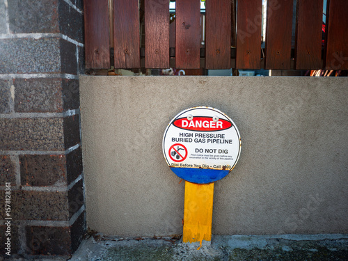 Foto Warning sign indicating a high-pressure buried gas pipeline in a suburban street in Australia