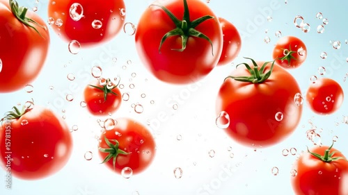 水の中の新鮮なトマトと気泡