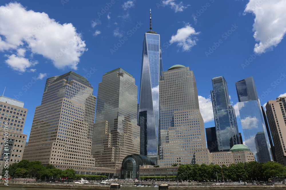 Fototapeta premium ニューヨーク マンハッタンの都市風景 高層ビルと青空