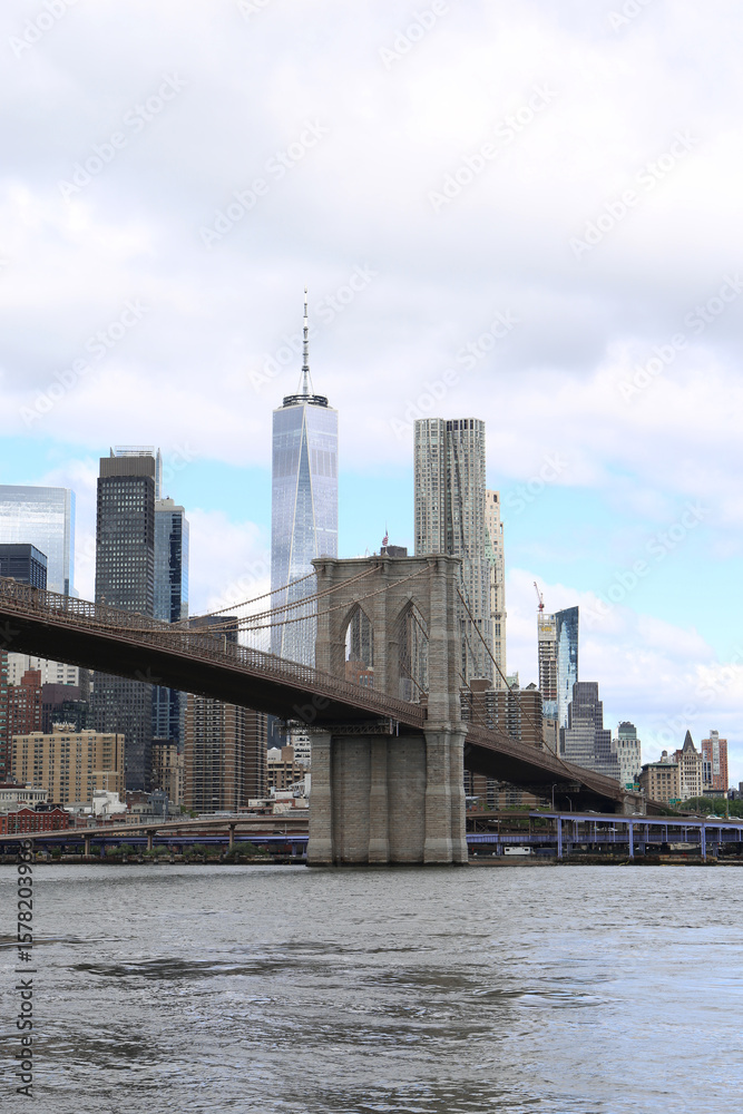Obraz premium ブルックリン橋とワンワールドトレードセンター ニューヨークの街並み