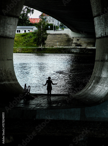 Gimnastyka nad brzegiem rzeki