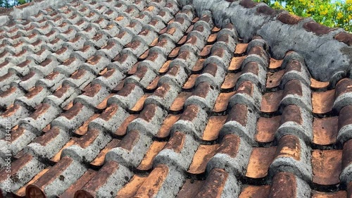 瓦屋根　old roof tiles