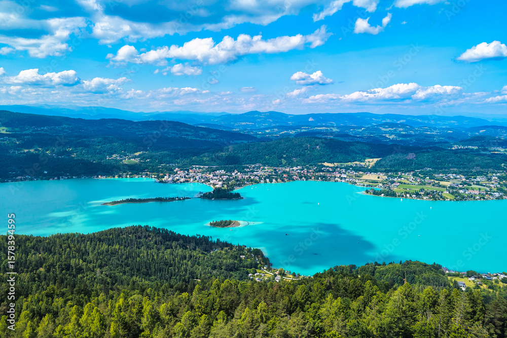 Obraz premium A view from the Pyramidenkogel observation tower on Lake Wörthersee