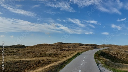 Fahrradweg durch Dünenlandschaft