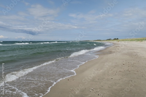 Wallpaper Mural Wellen branden am Strand des Ostseebads Dierhagen auf dem Fischland. Es ist ein stürmischer Sommertag. Im Hintergrund sind Dünen mit Strandhafer zu sehen. Torontodigital.ca