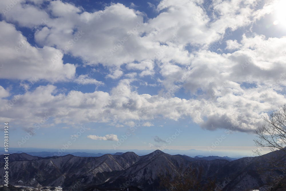 Obraz premium The scenery of Nikko seamlessly blends historical grandeur with the breathtaking splendor of its waterfalls, lakes, and magnificent forests.