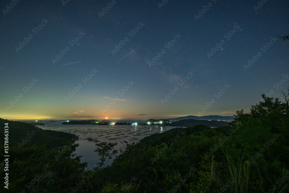 Fototapeta premium 日本の岡山県瀬戸内市の美しい星空と月の出