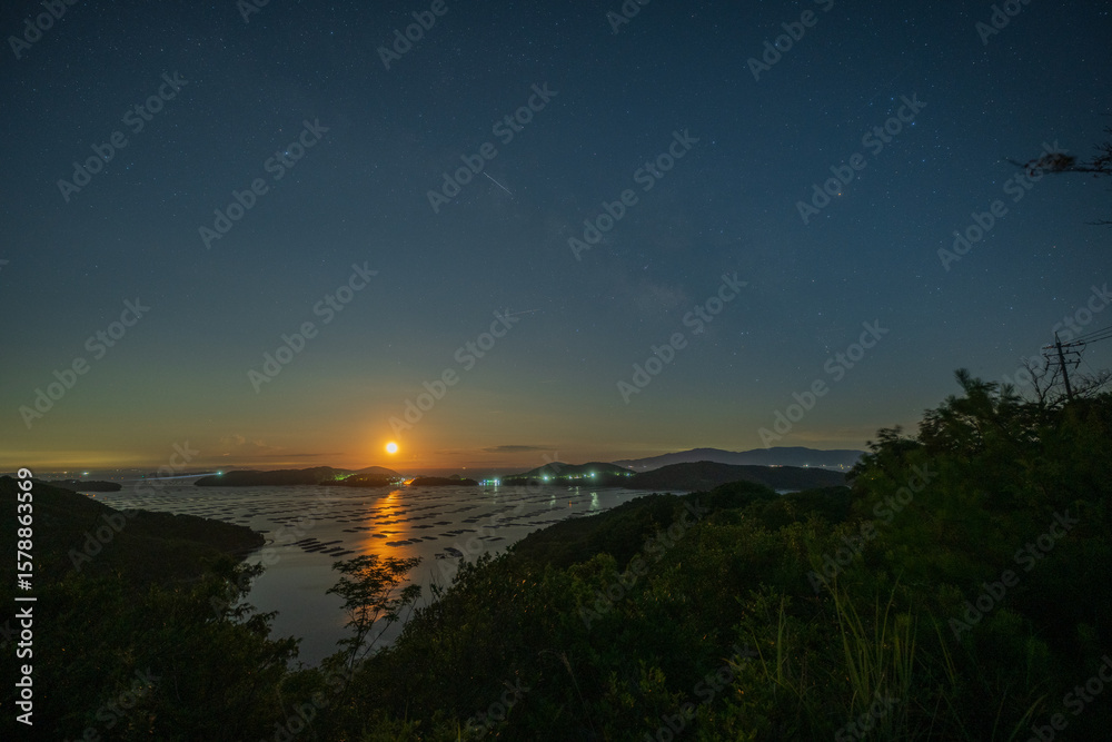 Fototapeta premium 日本の岡山県瀬戸内市の美しい星空と月の出