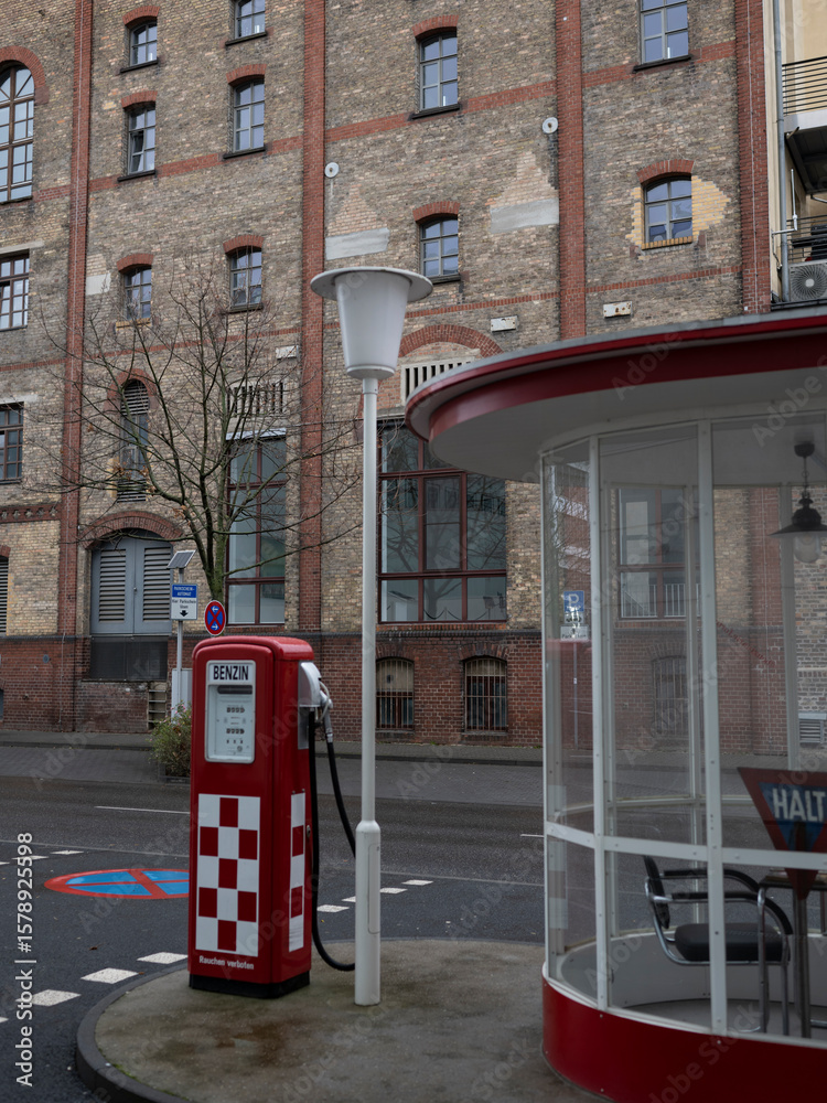 Fototapeta premium Historische Tankstelle in Frankfurt