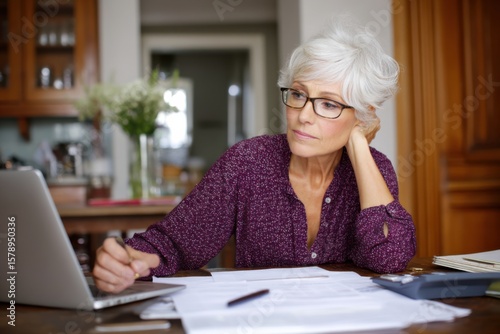 Creating a retirement plan for women in a home office setting