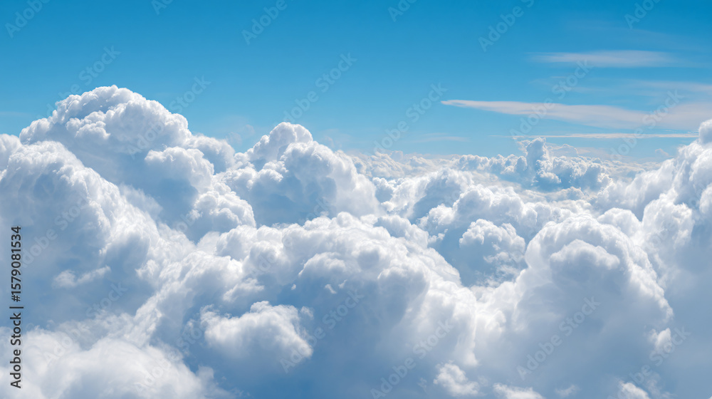 Naklejka premium Expansive view of voluminous cumulus clouds under a clear blue sky