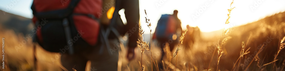 Obraz premium Hikers in Sunset Grassland