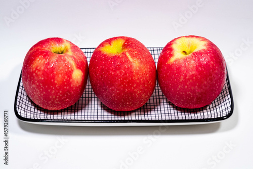 Maçãs na fruteira, praticidade, beleza e saúde ao alcance das mãos.