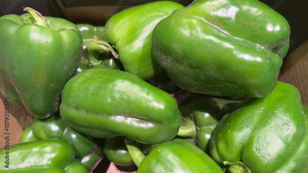 Fresh green bell peppers in close-up on wooden stall — concept of organic produce and healthy eating
Fresh green bell peppers in close-up on wooden stall — concept of organic produce and healthy eating