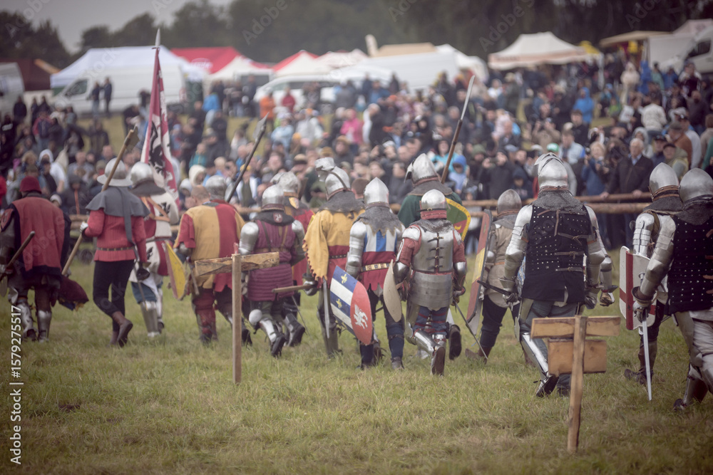 Obraz premium Bitwa pod Grunwaldem, średniowieczna bitwa z Krzyżakami, rekonstrukcja. Średniowieczne rycerstwo.