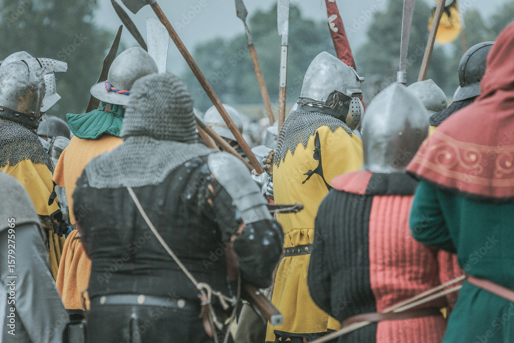 Obraz premium Bitwa pod Grunwaldem, średniowieczna bitwa z Krzyżakami, rekonstrukcja. Średniowieczne rycerstwo.