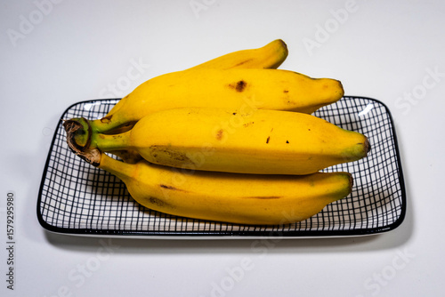 Banana prata madura, com casca amarela e polpa doce, ideal para consumo imediato.