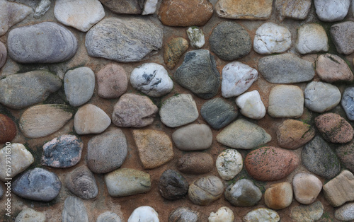 Natursteinmauer mit abgeschliffenen, abgerundeten Flusssteinen