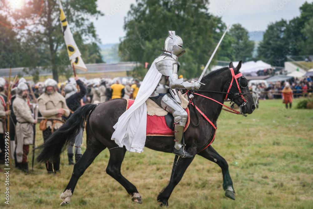 Obraz premium Rycerz na koniu. Bitwa pod Grunwaldem, średniowieczna bitwa z Krzyżakami, rekonstrukcja. Średniowieczne rycerstwo.