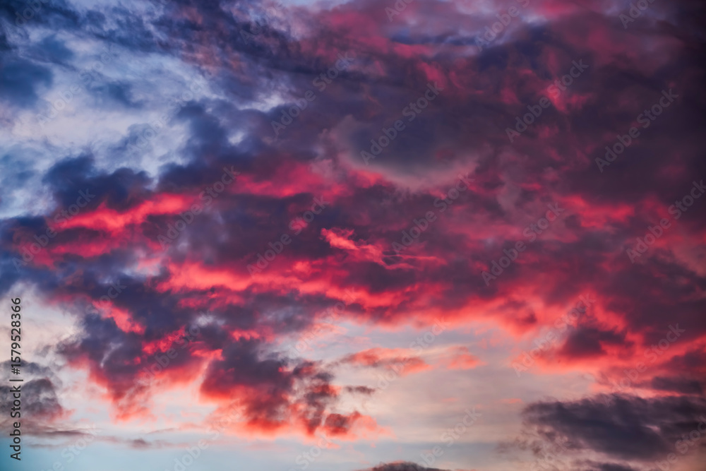 Obraz premium Atardecer dramático con nubes de diferentes formas y colores.