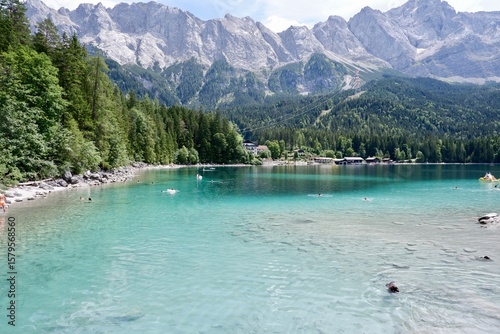 Blick auf türkisblauen Eibsee vor Alpenpanorama
