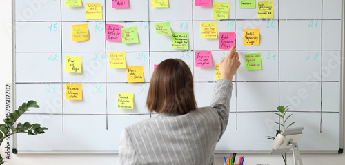 Young businesswoman stickin...