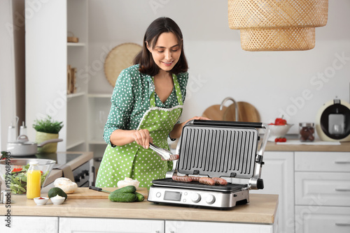 Beautiful young woman cooki...