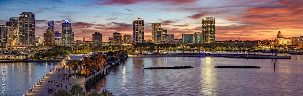 Fototapeta premium Panoramic Sunset View of Downtown St. Petersburg, Florida from the Pier
