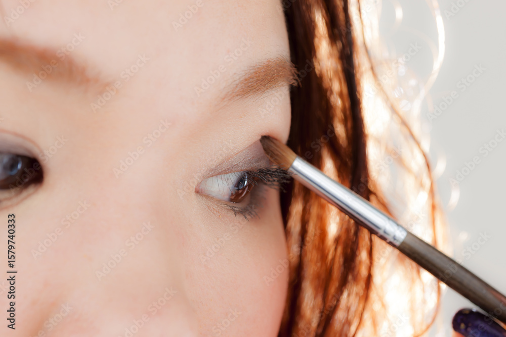 Obraz premium 化粧する日本人女性アップ