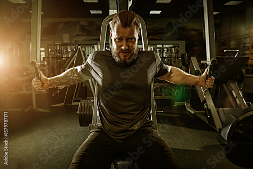 Konstfotografi strongman doing workout