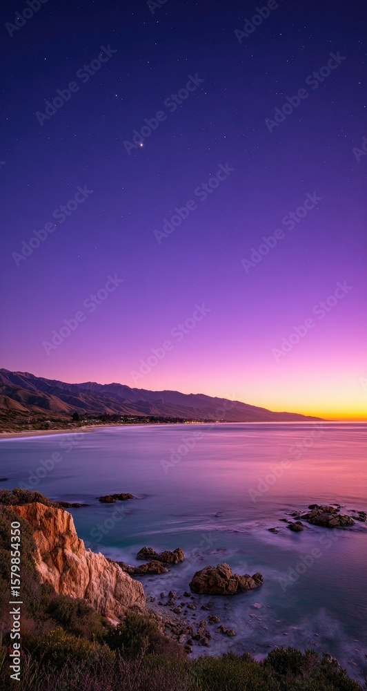 Obraz premium Coastal sunset, blurred view, dramatic colors