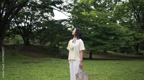 森林浴をしながら瞑想する女性