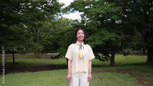 木々を背景に微笑む女性のサークルショットポートレート