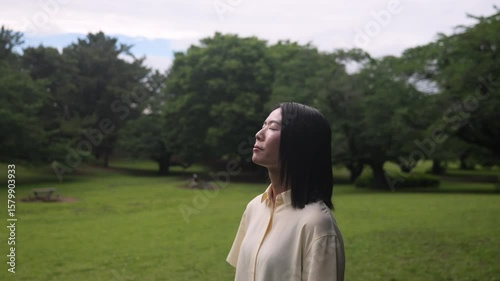 森林浴をしながら瞑想する女性の横顔