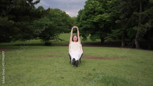 椅子に座って森林浴を楽しむ女性