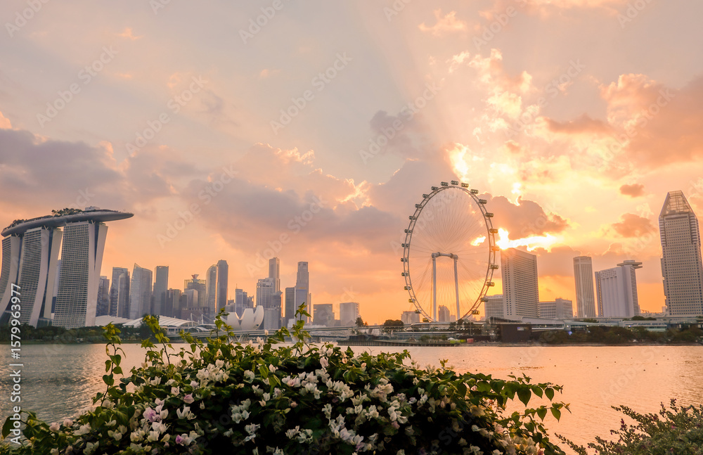 Obraz premium Tourists in the city park of singapore, landscape marina bay in Singapore city.
