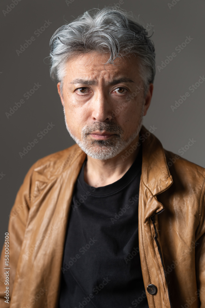 Obraz premium ジャケットを着た男性