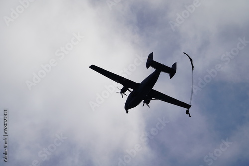 Skyvan mit Fallschirmspringer 